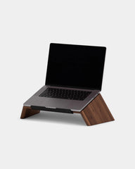 Personalisierbarer Laptopständer aus Holz