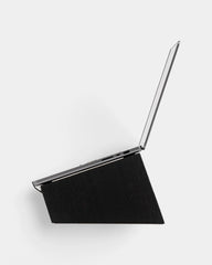 Personalisierbarer Laptopständer aus Holz
