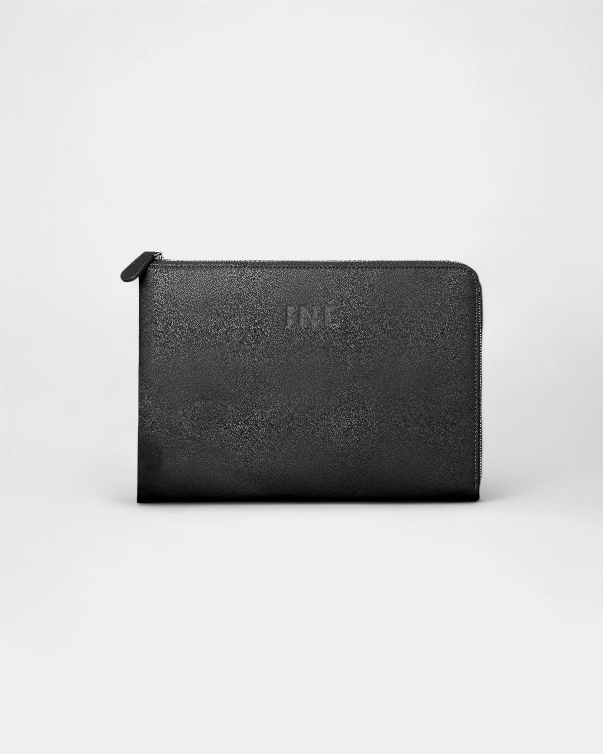 Laptophülle Iné aus recyceltem Leder zum Personalisieren